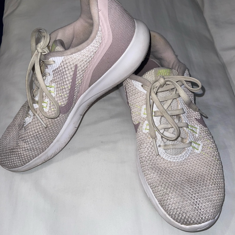 Nike training shoes 👟 🌸